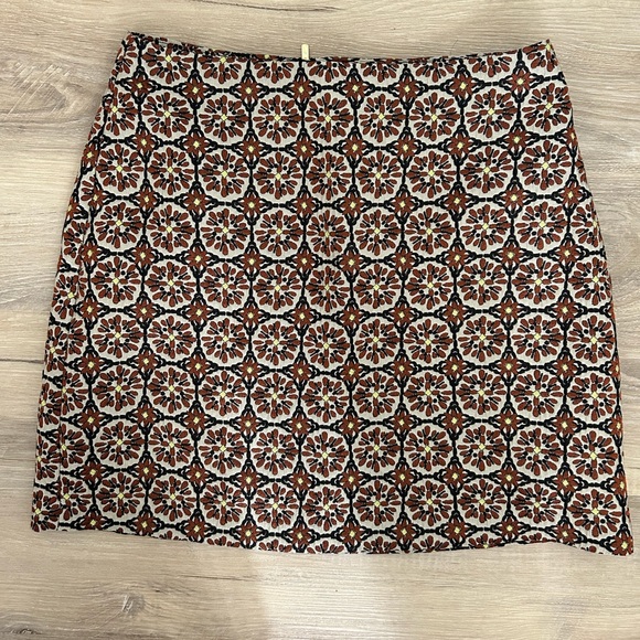 Dresses & Skirts - Geometric Flower Pattern Skirt (Size 10)